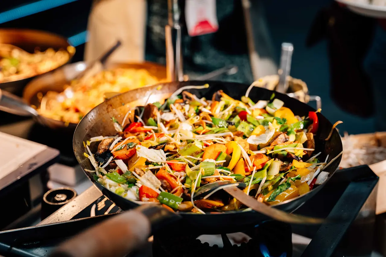 Bunte Gemüsepfanne, frisch an der Live-Cooking-Station geschwenkt